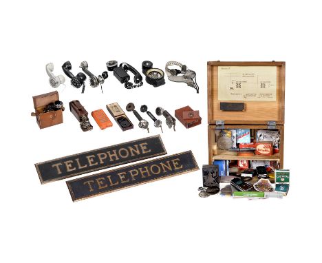 Teile für Telephontechniker und Zubehör  1) 4 Handapparate mit Wählscheiben. – 2) 1 Brustmikrophon mit Kopfhörer von Ericsson