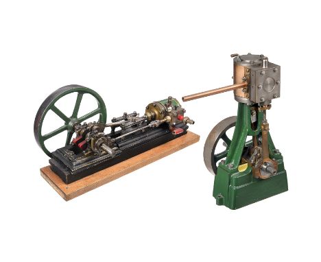 2 Dampfmaschinen-Funktionsmodelle  Hergestellt aus Messing, Gußmetall und Stahl, teilweise grün lackiert. 1) Liegende Einzyli