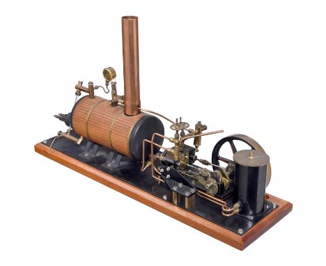 Dampfmaschinen-Anlage von Maxwell Hemmens, um 1990  Einzylinder-Dampfmaschine, liegender Kessel, mit Holz ummantelt, Gasbrenn