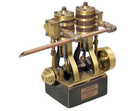 Zweizylinder-Schiffsschraubenmaschine, um 1920  Stevens's Model Dockyard, London. Stehende Zweizylinder-Dampfmaschine, mahago