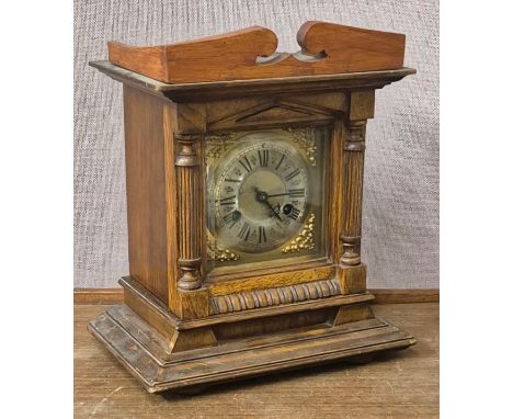 An early 20th Century German Junghans oak 8-day mantel clock 