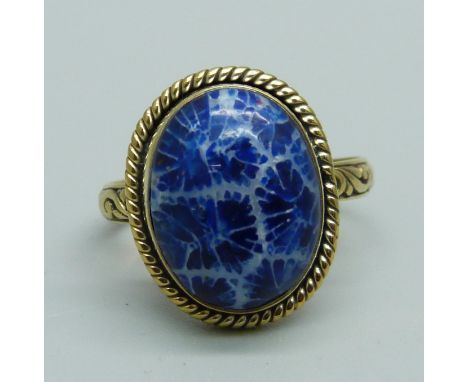 A silver gilt blue fossil coral cabochon ring, O 