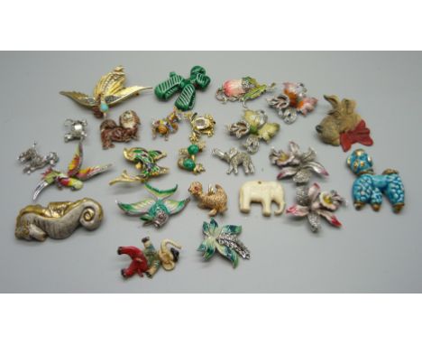 A collection of vintage animal brooches 