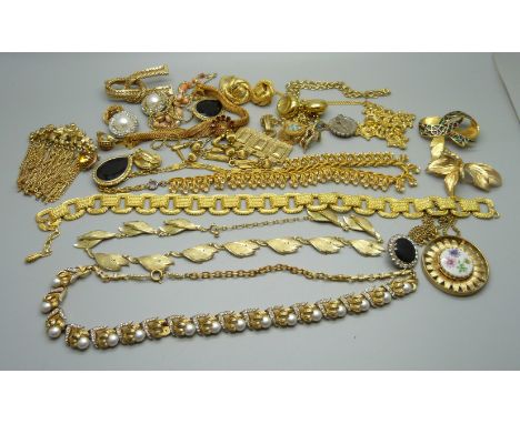 Vintage gold tone costume jewellery 