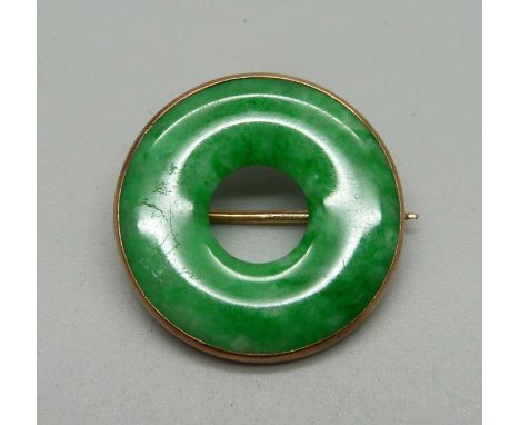 A yellow metal set jade brooch, 26mm 