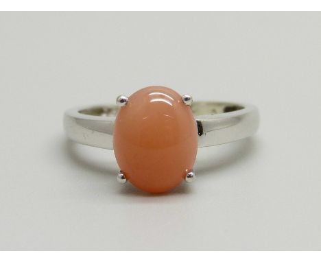 A 9ct white gold and peach moonstone ring, 2g, K 