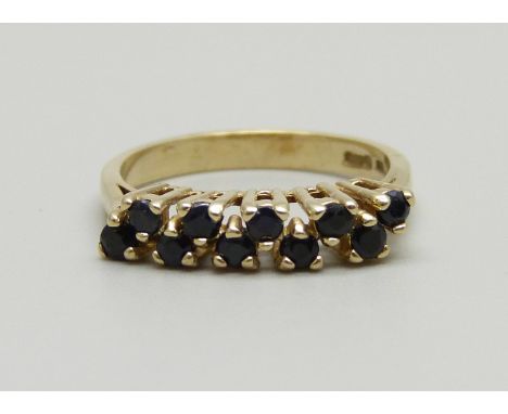 A 9ct gold and two row sapphire ring, 2.5g, N 