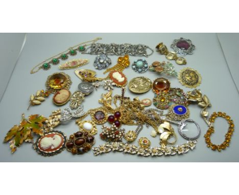 Vintage costume brooches 
