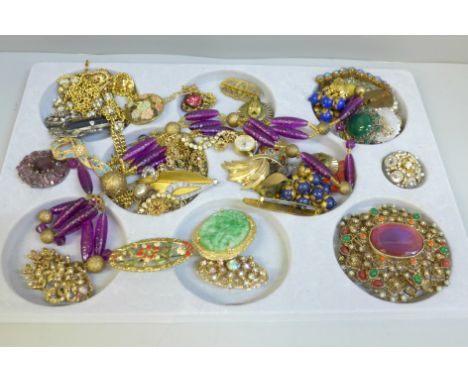 A tray of vintage costume jewellery, necklaces, brooches and earrings 