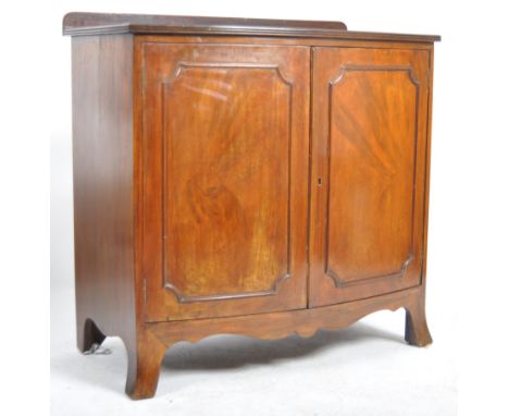 An Edwardian mahogany bow fronted sideboard cabinet. Raised on bracket feet with a bow fronted body having twin fielded panel