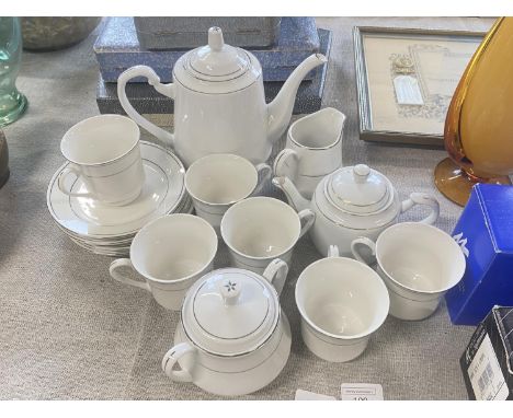 A Royal Norfolk bone china tea service. 16 pieces. No shipping.