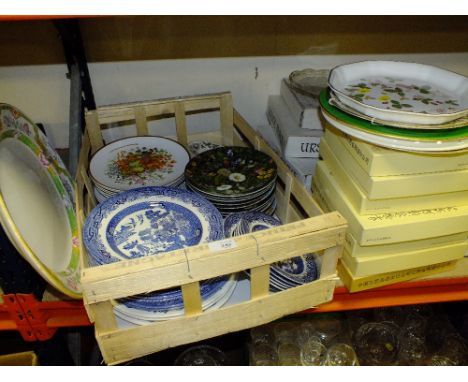 A QUANTITY OF COLLECTORS PLATES AND OTHER CERAMICS TO INCLUDE WEDGWOOD AND ROYAL WORCESTER