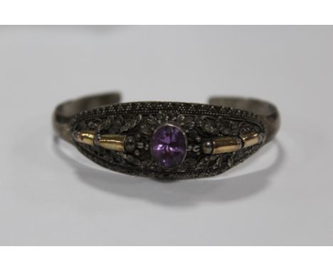 A VINTAGE STERLING SILVER AND AMETHYST BANGLE WITH FLORAL DETAIL APPROX WEIGHT - 21.1G