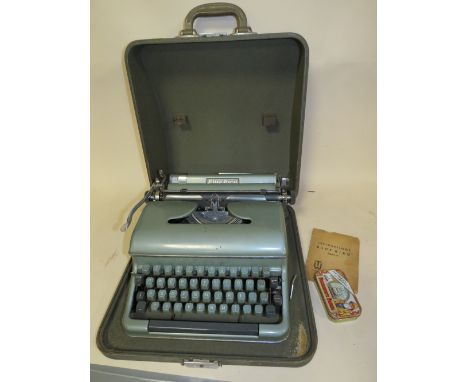 A CASED VINTAGE TYPEWRITER 