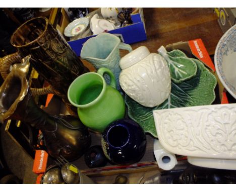 A TRAY OF CERAMICS TO INCLUDE A LARGE GALLEON TANKARD AND A VERONESE RESIN JUG, BESWICK ETC.