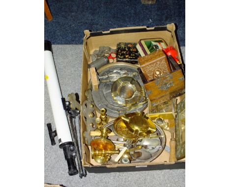 A TRAY OF METALWARE AND COLLECTABLES TO INCLUDE A HUNTER TELESCOPE AND GLASSWARE