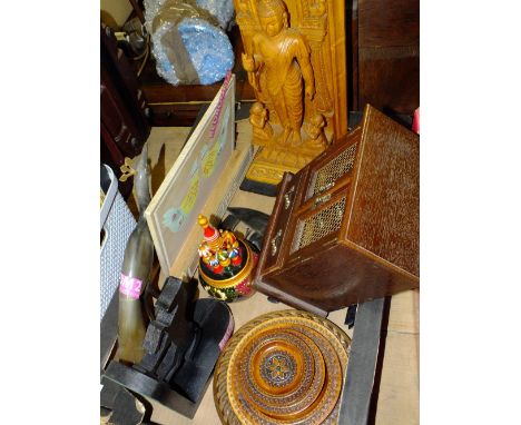 A TRAY OF TREEN TO INCLUDE A CARVED BUDDHA FIGURE, JEWELLERY BOX ETC.