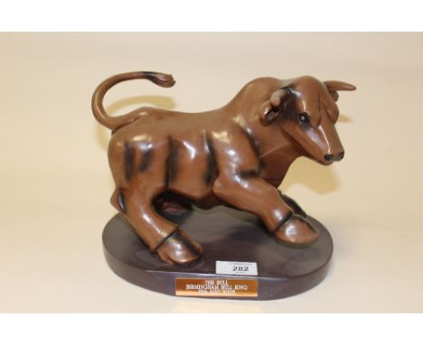 A RESIN MODEL OF THE BIRMINGHAM BULL RING BULL ON PLINTH, H 19.5 CM