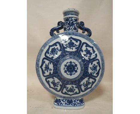 A LARGE CHINESE BLUE AND WHITE MOON FLASK VASE WITH BLUE CHARACTER MARKINGS TO BASE, H 51 CM, W 34 CM