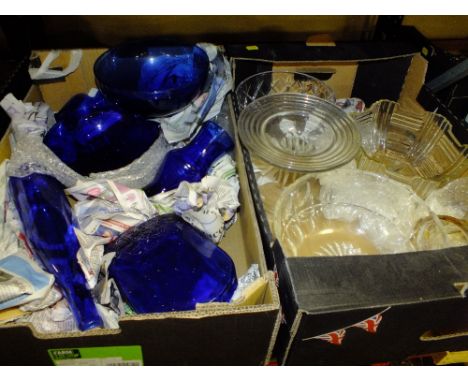 A TRAY OF DECORATIVE BLUE GLASS VASES AND BOWLS TOGETHER WITH A TRAY OF CLEAR GLASS TO INCLUDE A COMPORT
