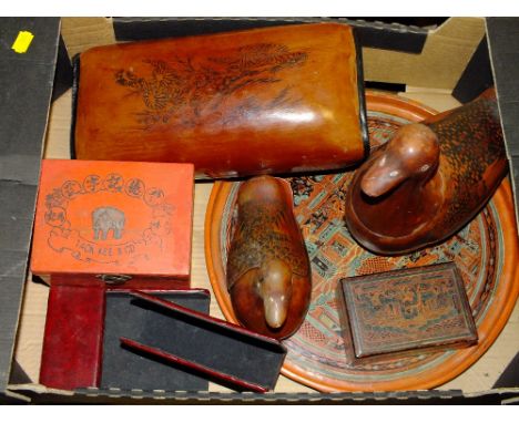 A TRAY OF ORIENTAL LACQUER WARE ITEMS TO INCLUDE DUCK SHAPED LIDDED BOXES