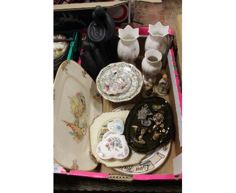 A TRAY OF CERAMICS AND GLASSWARE TO INCLUDE AYNSLEY
