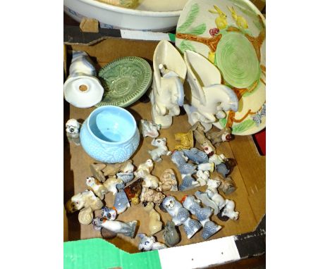 A TRAY OF WADE CERAMICS TO INCLUDE WHIMSIES