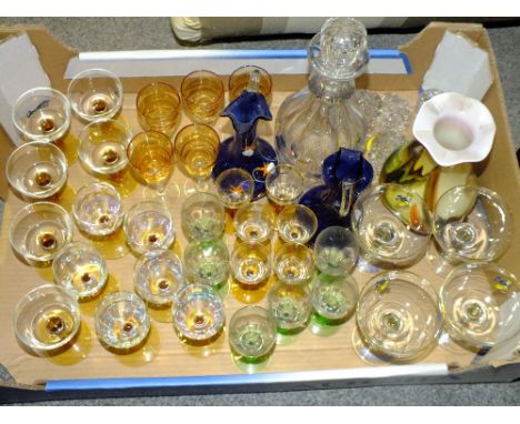 A TRAY OF RETRO GLASSWARE TO INCLUDE BABYSHAM DRINKING GLASSES AND DECANTER