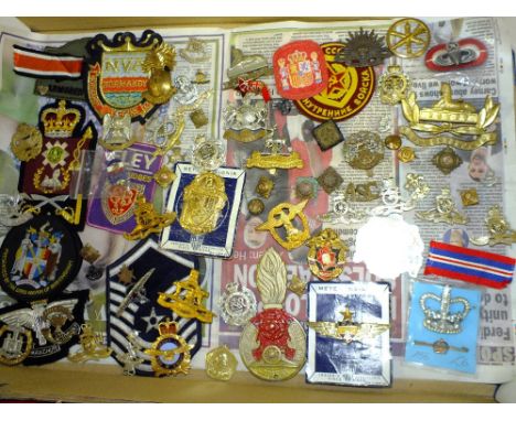 A TRAY OF MILITARY BADGES ETC.