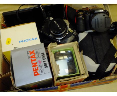 A SMALL TRAY OF CAMERAS AND ACCESSORIES TO INCLUDE A PENTAX M.E. SUPER CAMERA