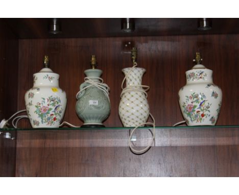 A PAIR OF LARGE AYNSLEY PEMBROKE CERAMIC TABLE LAMPS, H 35 CM TOGETHER WITH A CELADON STYLE EXAMPLE AND ANOTHER (4)