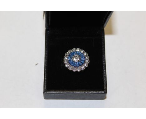 A MODERN DAISY STYLE DRESS RING J1/2