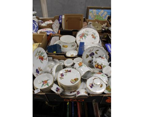 TWO TRAYS OF ROYAL WORCESTER EVESHAM DINNERWARE TO INCLUDE DINING PLATES