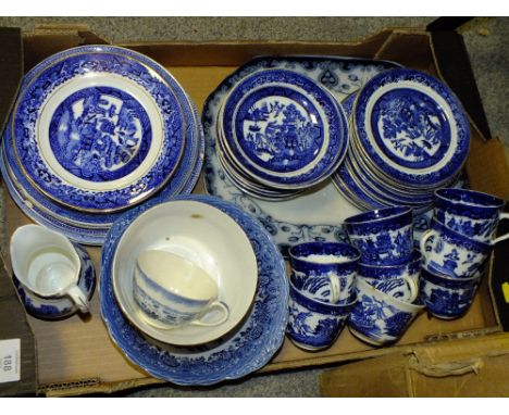 A TRAY OF BLUE AND WHITE CHINA TO INCLUDE WILLOW PATTERN EXAMPLES