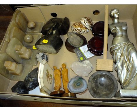 A TRAY OF COLLECTABLES TO INCLUDE ART DECO ONYX BOOK ENDS