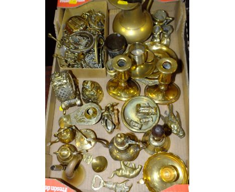 A TRAY OF BRASSWARE TO INCLUDE CANDLE STICKS AND HORSE BRASSES