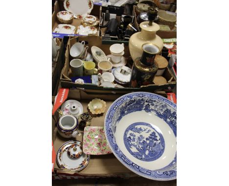 TWO TRAYS OF ASSORTED CERAMICS  TO INCLUDE A ROYAL WORCESTER FLORAL BOWL, LOSOL WARE VASE ETC