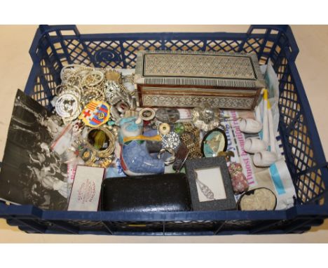 A TRAY OF COSTUME JEWELLERY AND COLLECTABLES ETC. 