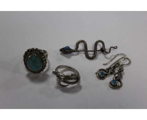 A COLLECTION OF STERLING SILVER AND WHITE METAL SNAKE SHAPED JEWELLERY, TOGETHER WITH A SILVER AND TURQUOISE DRESS RING 