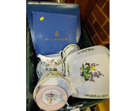 A TRAY OF ROYAL WORCESTER DINNERWARE TO INCLUDE WORCESTER HERBS EXAMPLES (PLASTIC TRAY NOT INCLUDED)