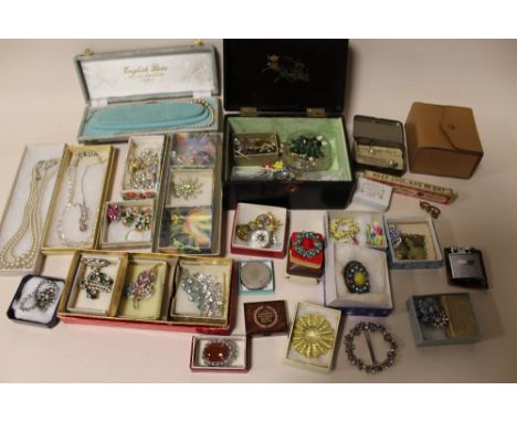 A BOX OF COSTUME JEWELLERY AND COLLECTABLES TO INCLUDE A VINTAGE RONSON LIGHTER, SHAVING KIT ETC. 