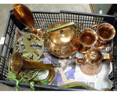 A TRAY OF METALWARE TO INCLUDE A COPPER KETTLE AND COPPER BUGLE