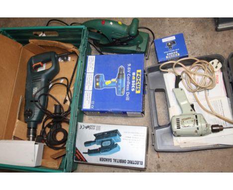 A TRAY OF ELECTRIC POWER TOOLS TO INCLUDE FOCUS AND BLACK AND DECKER EXAMPLES ETC