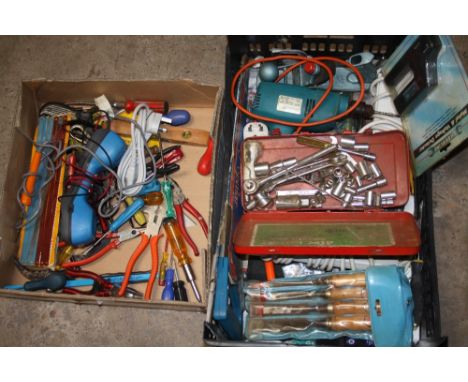 A SMALL BOX OF TOOLS TOGETHER WITH A TRAY OF TOOLS TO INCLUDE A RATCHET SOCKET SET, CHISELS ETC