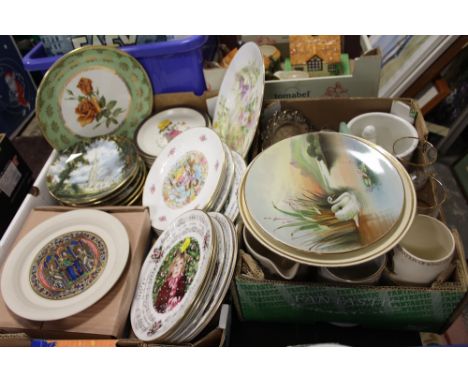 A TRAY OF COLLECTORS PLATES TO INCLUDE ROYAL DOULTON TOGETHER WITH A SMALL BOX OF CERAMICS AND GLASS TO INCLUDE ROYAL BRIERLE
