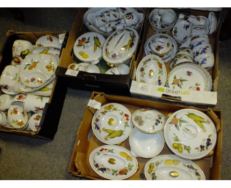 FOUR TRAYS OF ROYAL WORCESTER EVESHAM TEA AND DINNER WARE, TO INCLUDE SEVERAL LIDDED DISHES (APPROX 100 PIECES)
