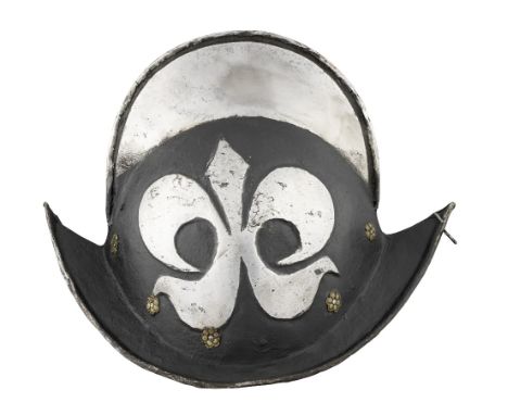 GERMAN 'BLACK AND WHITE' COMB MORION, EARLY 17TH CENTURY with rounded two-piece crown (showing evidence of bruising, delamina