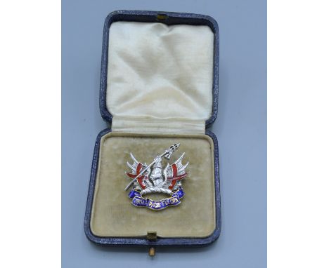 A 9ct gold Military brooch set with red and blue enamel, 6.8 grams 