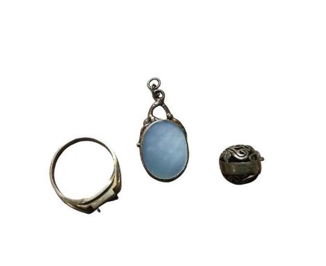 3 yellow metal items of jewellery to include a hollow pierced out ball pendant, a pendant set with a piece of mother of pearl