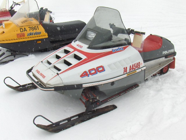 1988 POLARIS 400 INDY 1629912 snowmobile, sold with a signed registration